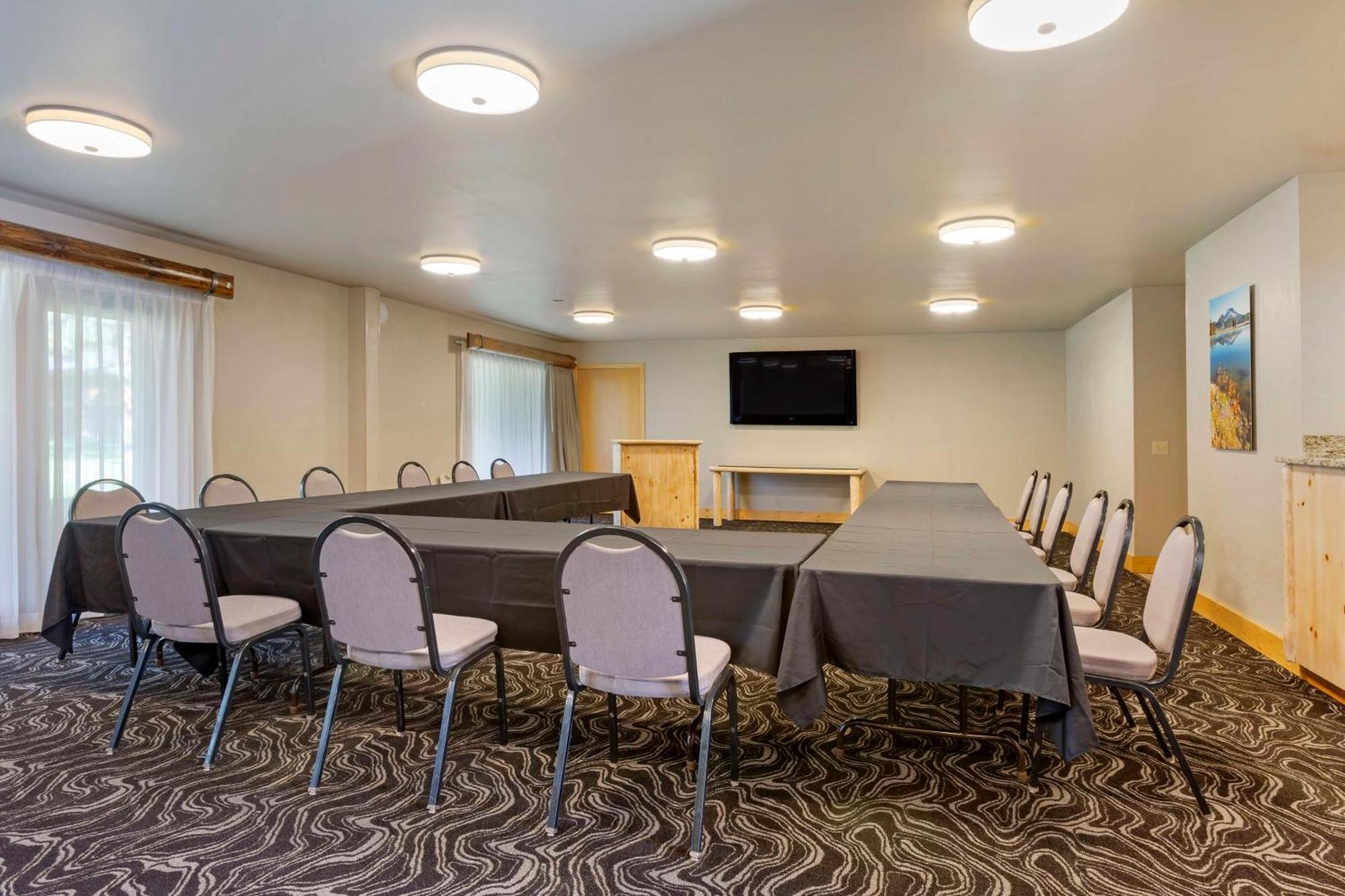 סיסטרס Best Western Ponderosa Lodge מראה חיצוני תמונה
